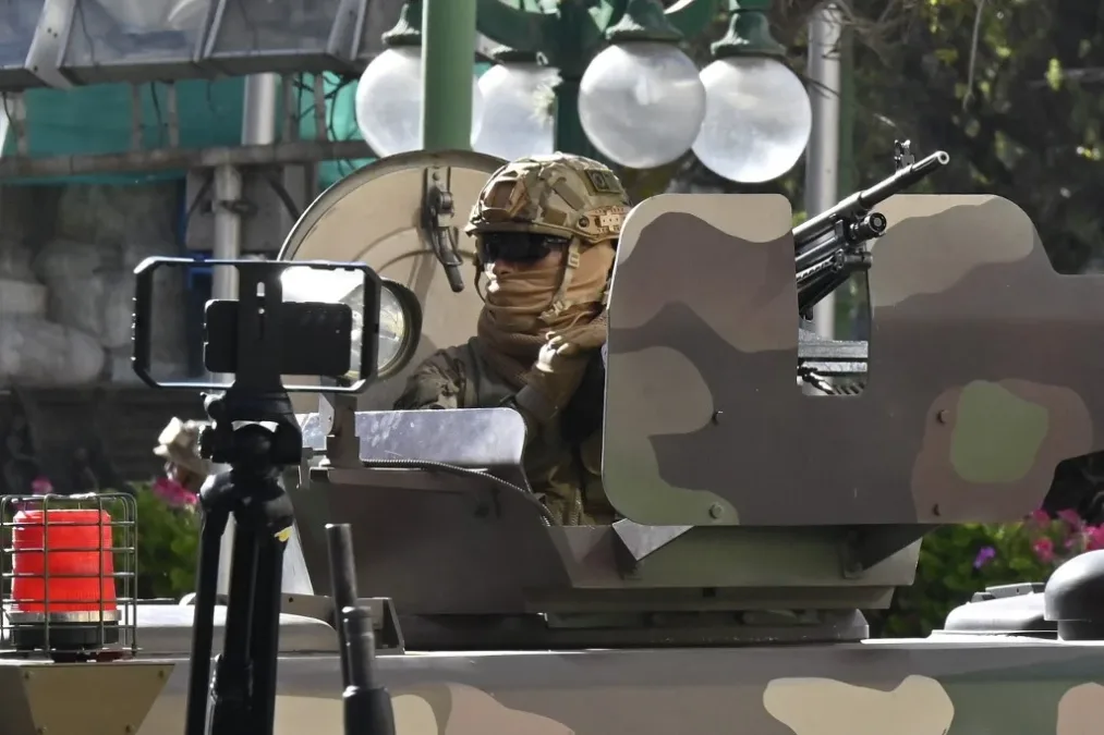 Militares da Bolívia cercam praça em La Paz e Evo Morales acusa tentativa de golpe