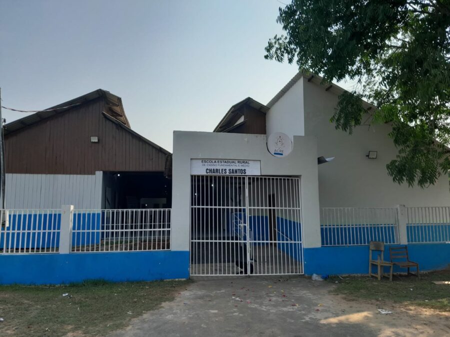 Pais denunciam falta de ônibus escolar para alunos da escola Charles Santos no ramal do Polo