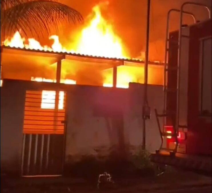 Casa em Brasiléia é consumida por incêndio, deixando proprietária sem posses