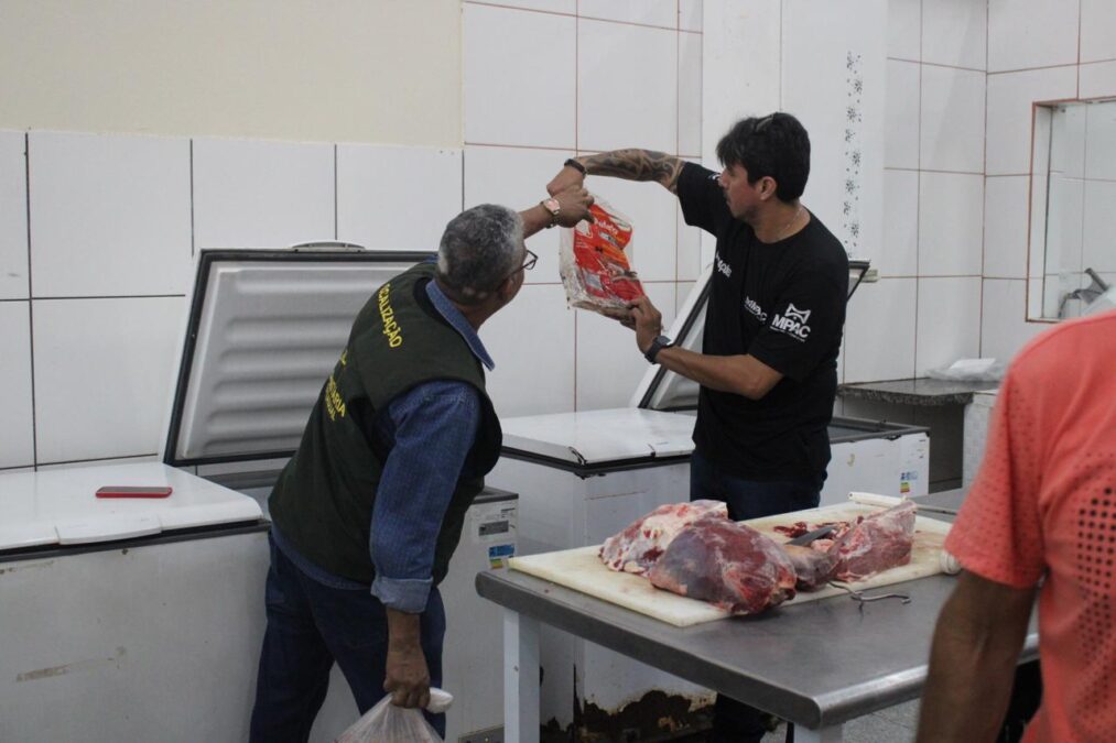 Operação conjunta apreende 3.800 kg de carne clandestina em Rio Branco