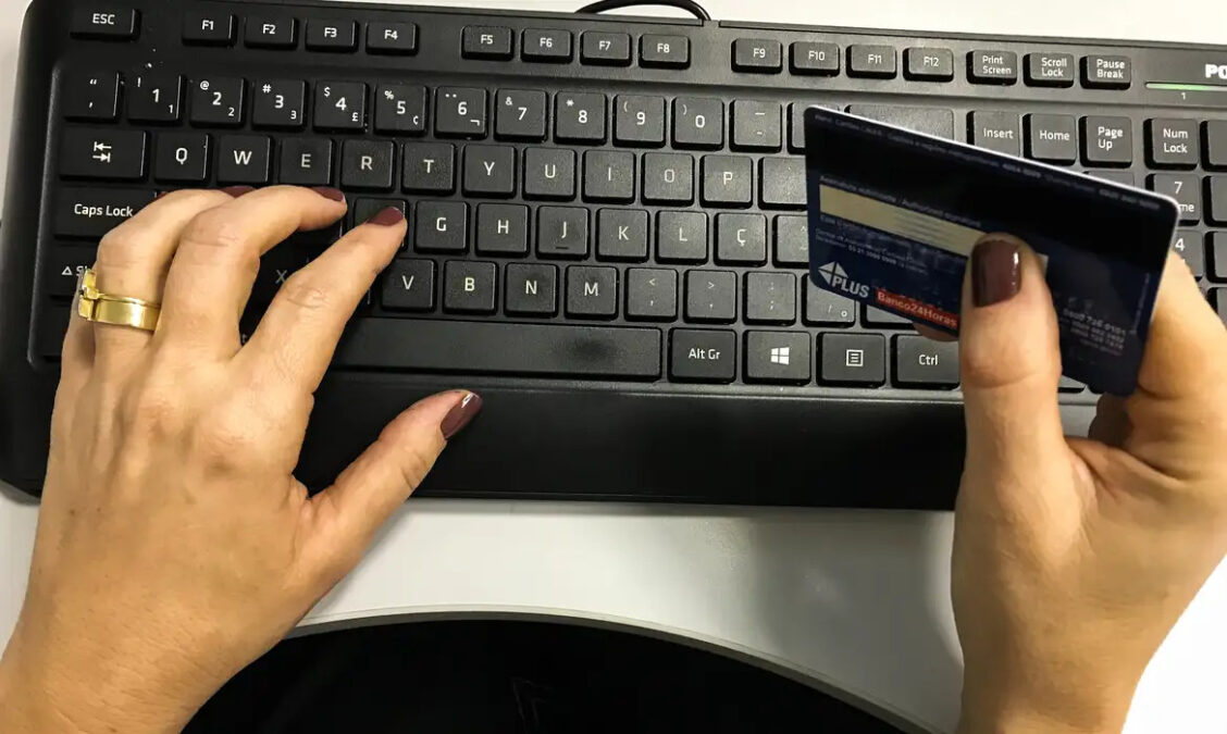 “Taxação das blusinhas” é sancionada: ganha o comércio nacional mas, e o pequeno comprador?