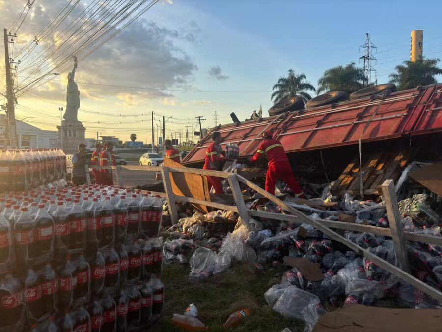 Carreta carregada de refrigerantes tomba na BR-364, em Rio Branco