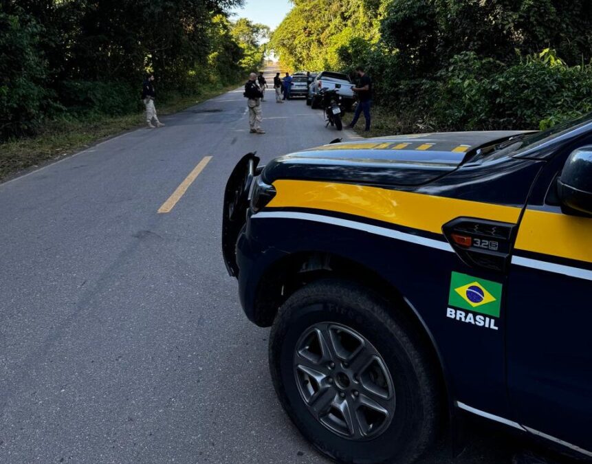 PRF realiza operação e apreende armas, munições e prende 8 acusados de crimes graves no Acre