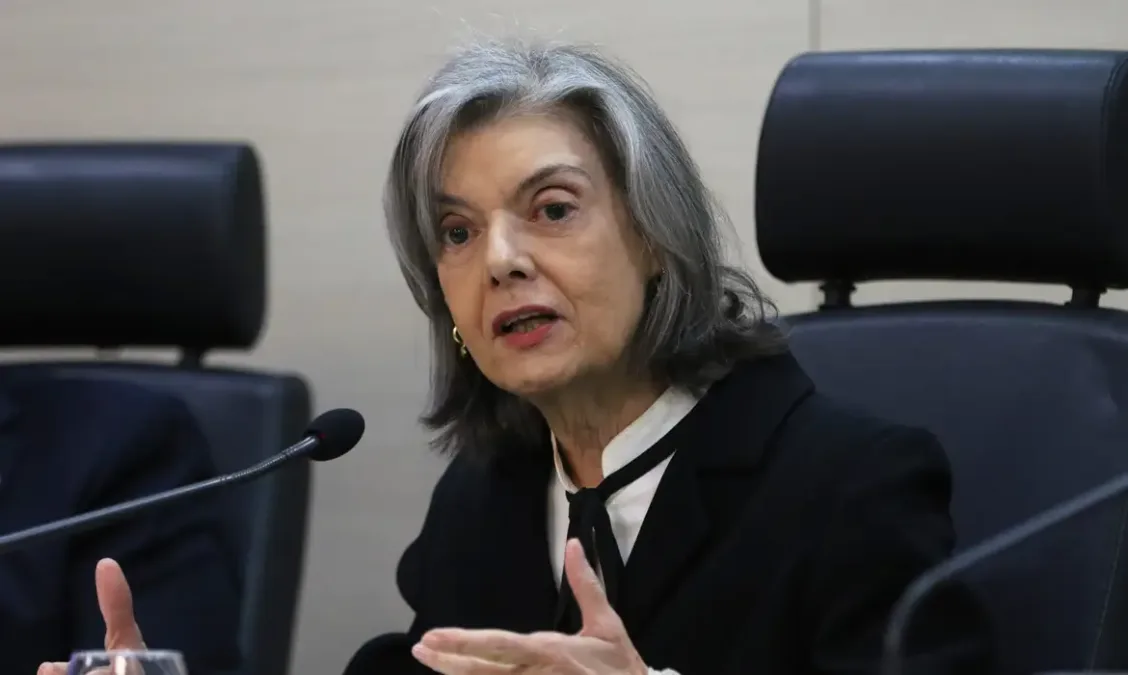 Cármen Lúcia assume TSE e faz duras críticas às fake news