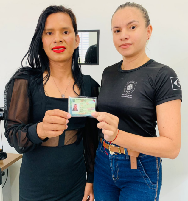Sena Madureira: PCAC entrega carteira de identificação nacional a mulher transgênero como marco de inclusão social