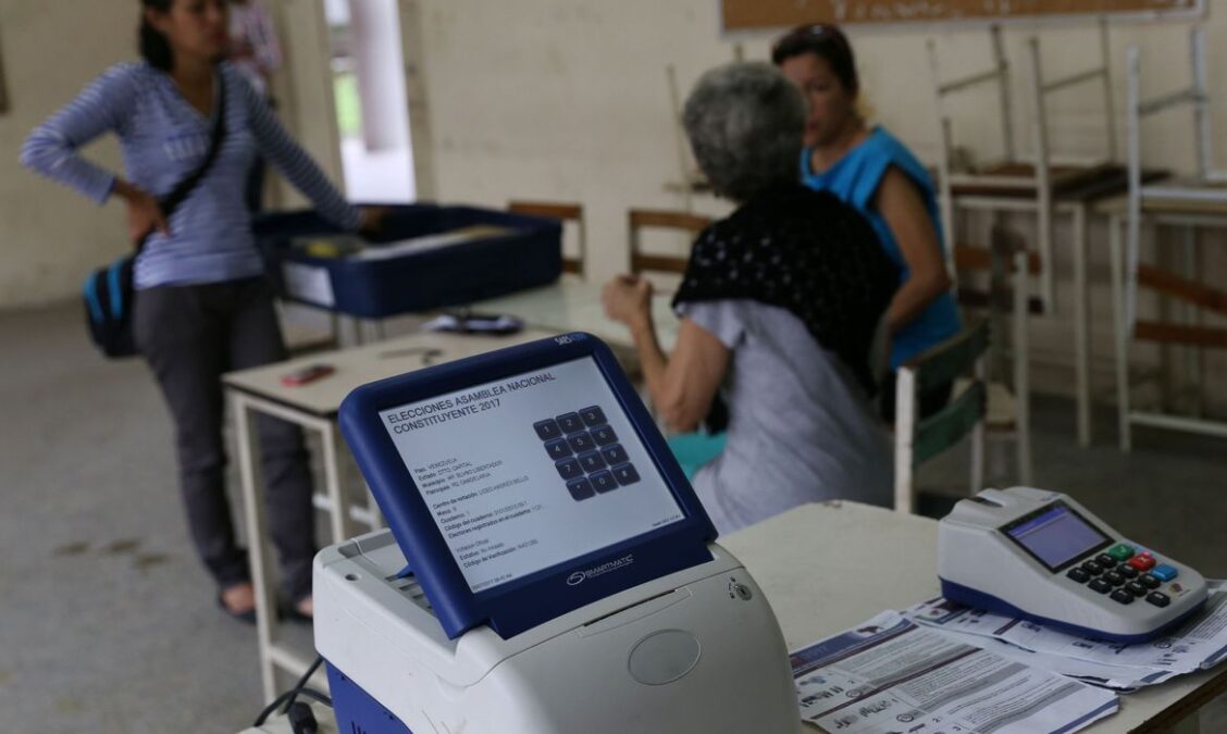 Venezuelanos votam para escolher novo presidente neste domingo