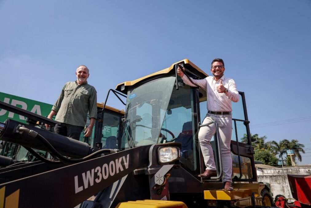Governo do Acre investe no futuro do agronegócio com entrega de novas máquinas para agricultura familiar