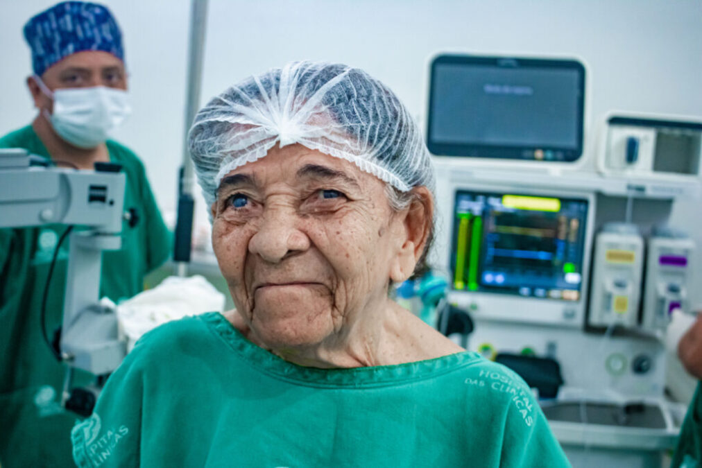 Professora aposentada de 77 anos recebe transplante de córnea e recupera visão na Fundhacre