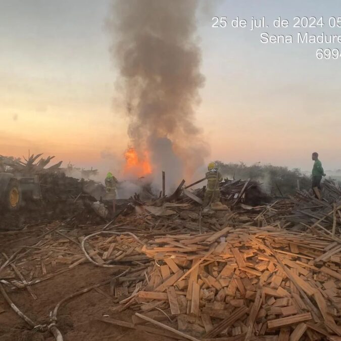 Incêndio de grandes proporções atinge depósito de madeira entre Sena Madureira e Manoel Urbano