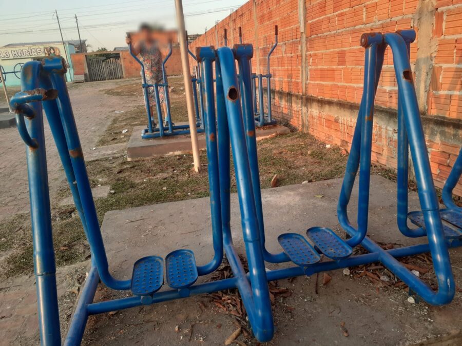 Moradora do bairro Cristo Libertador em Sena Madureira denuncia falta de limpeza e manutenção em praça