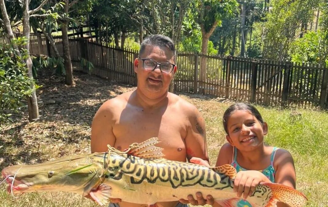 Menina de 10 anos captura peixe enorme em Sena Madureira