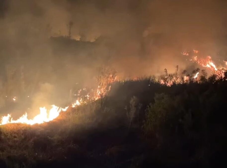 Incêndio de grande proporção atinge bairro Eugênio Areal em Sena Madureira