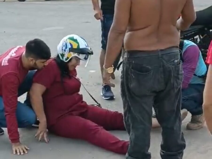 Vídeo: Acidente entre moto e caminhonete causa ferimentos em motociclista em Sena Madureira