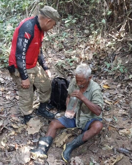 VÍDEO: Moradores e Corpo de Bombeiros resgatam homem desaparecido na mata na zona rural de Sena Madureira