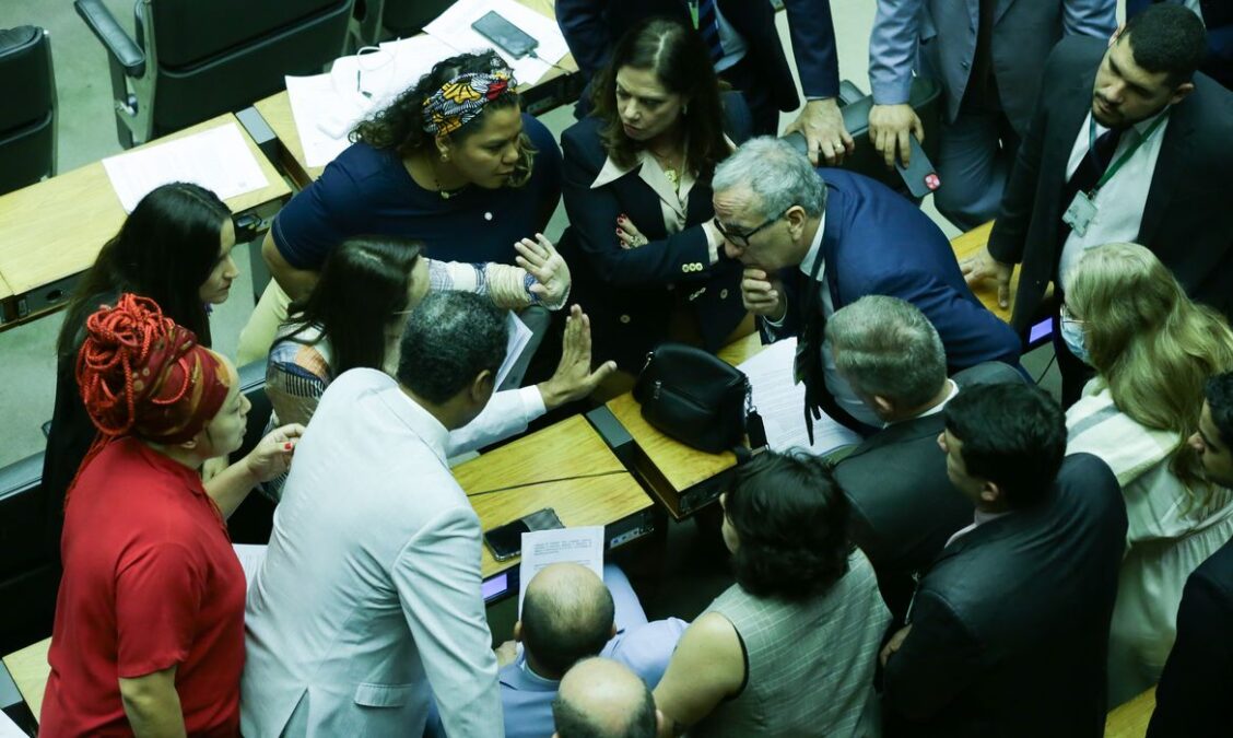 Câmara aprova PEC que refinancia dívidas de partidos e flexibilização cotas raciais
