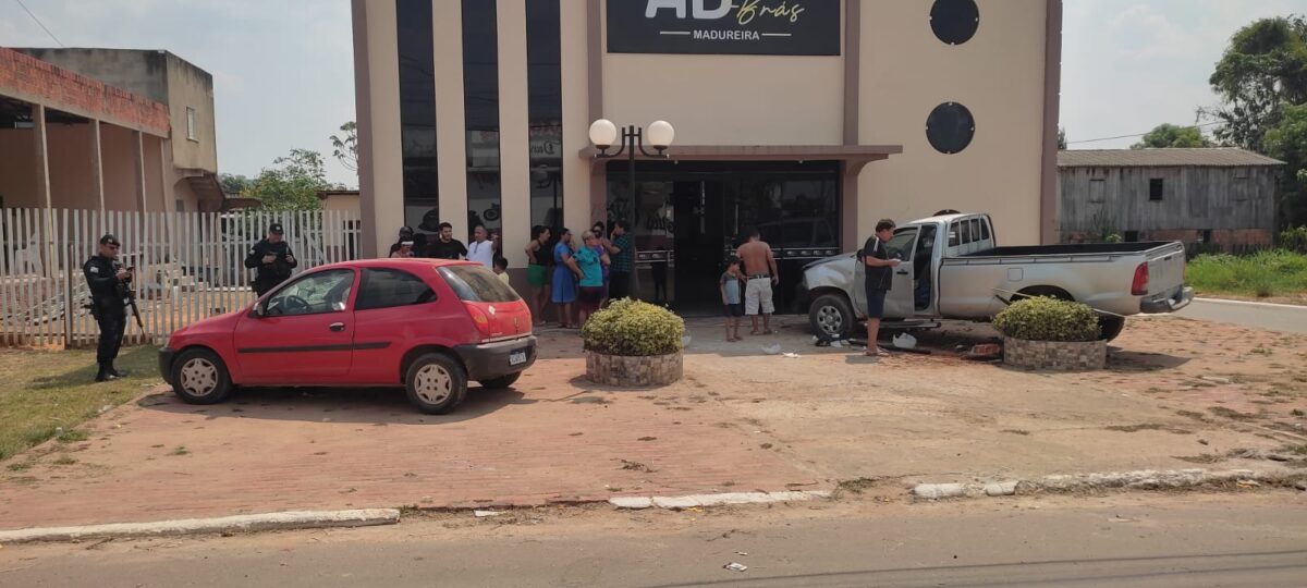 Acidente de trânsito entre Celta e Hilux no centro de Sena Madureira deixa criança ferida
