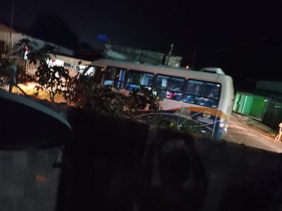 Morador flagra suposto transporte de pessoas para convenção política com micro-ônibus da Prefeitura de Sena Madureira