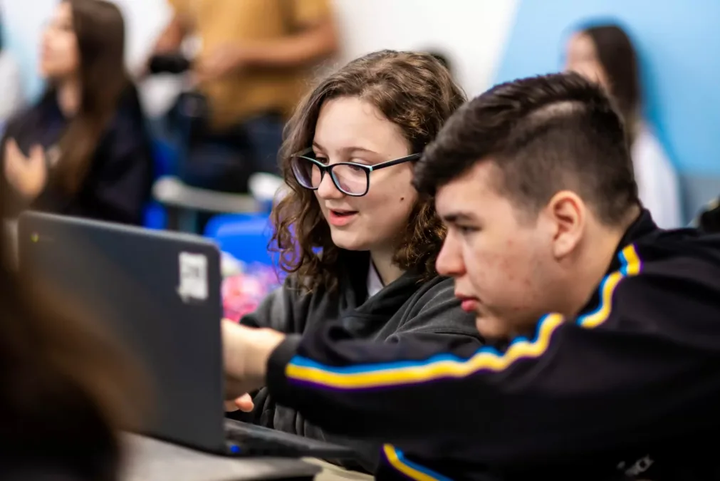 Pesquisa revela que 70% dos estudantes usam inteligência artificial na rotina acadêmica