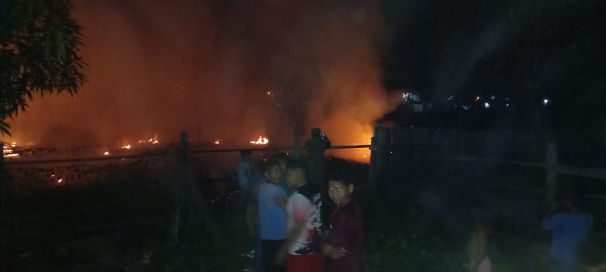 VÍDEO: Incêndio em terreno baldio ameaça casas no bairro da Vitória, em Sena Madureira