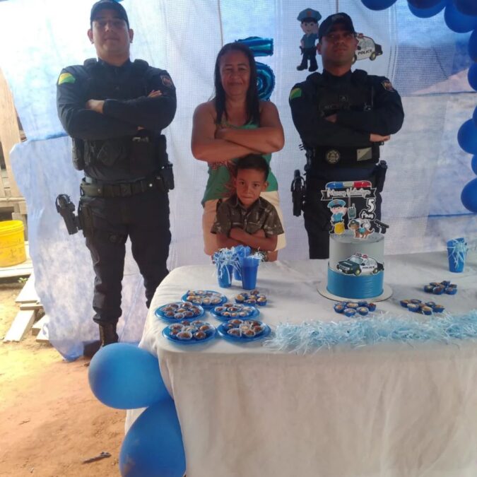 Policiais do 8º batalhão tornam o aniversário de 5 anos de criança ainda mais especial