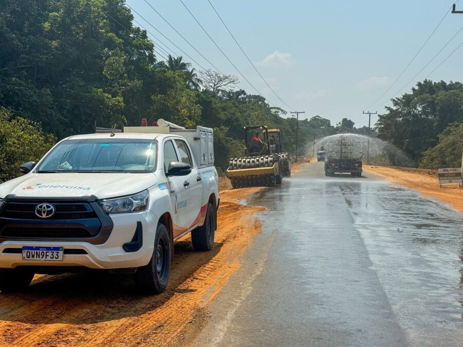 Deracre e Energisa efetuam recolocação de postes e restauração na AC-405, em Cruzeiro do Sul