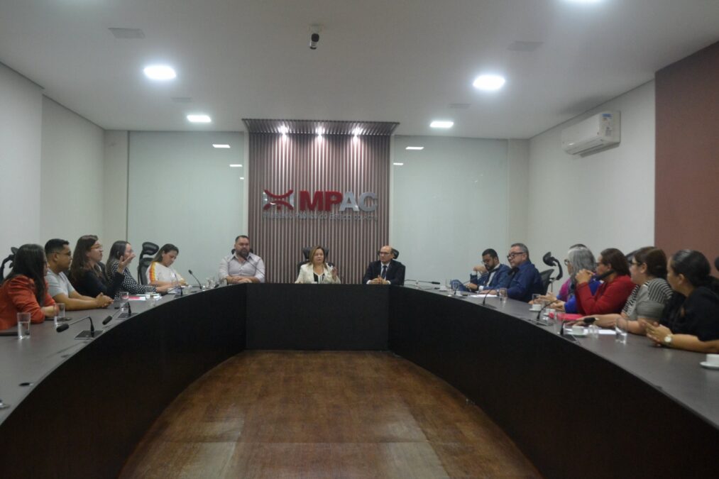MPAC recebe pais e mães de pacientes com TEA para discutir descredenciamento de clínica por plano de saúde
