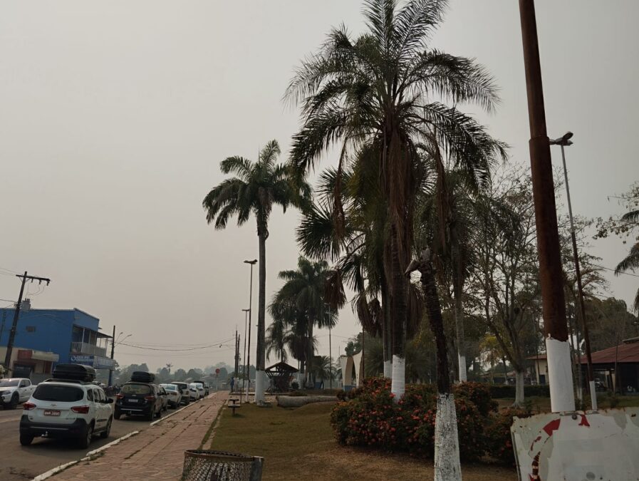 Sena Madureira sob densa camada de fumaça nesta quarta-feira; cenário preocupante