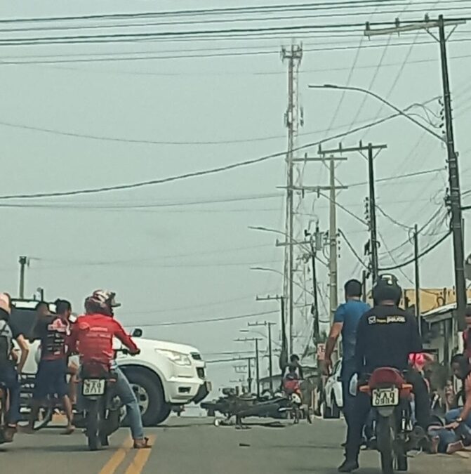 Acidente entre caminhonete e moto na esquina do hospital de Sena Madureira aumenta preocupação com irresponsabilidade no trânsito