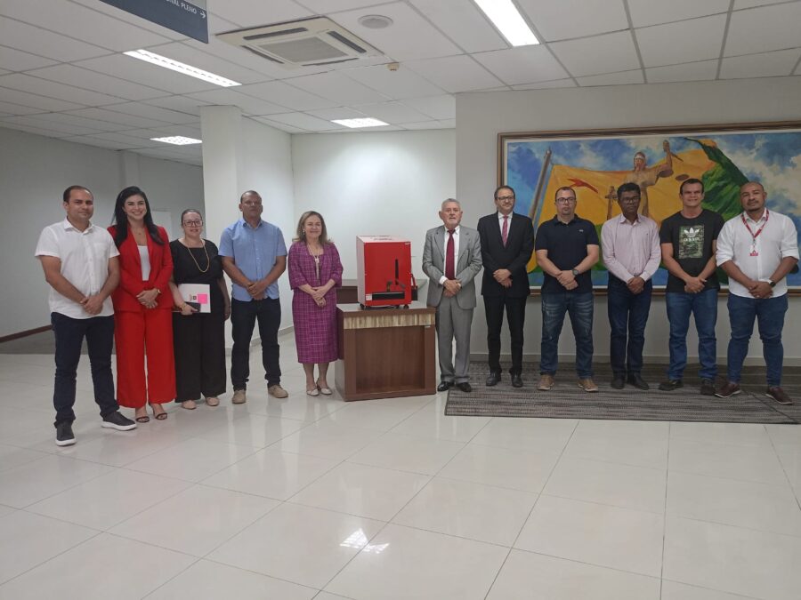 Sistema Penitenciário do Acre recebe máquinas para fabricação de chinelos