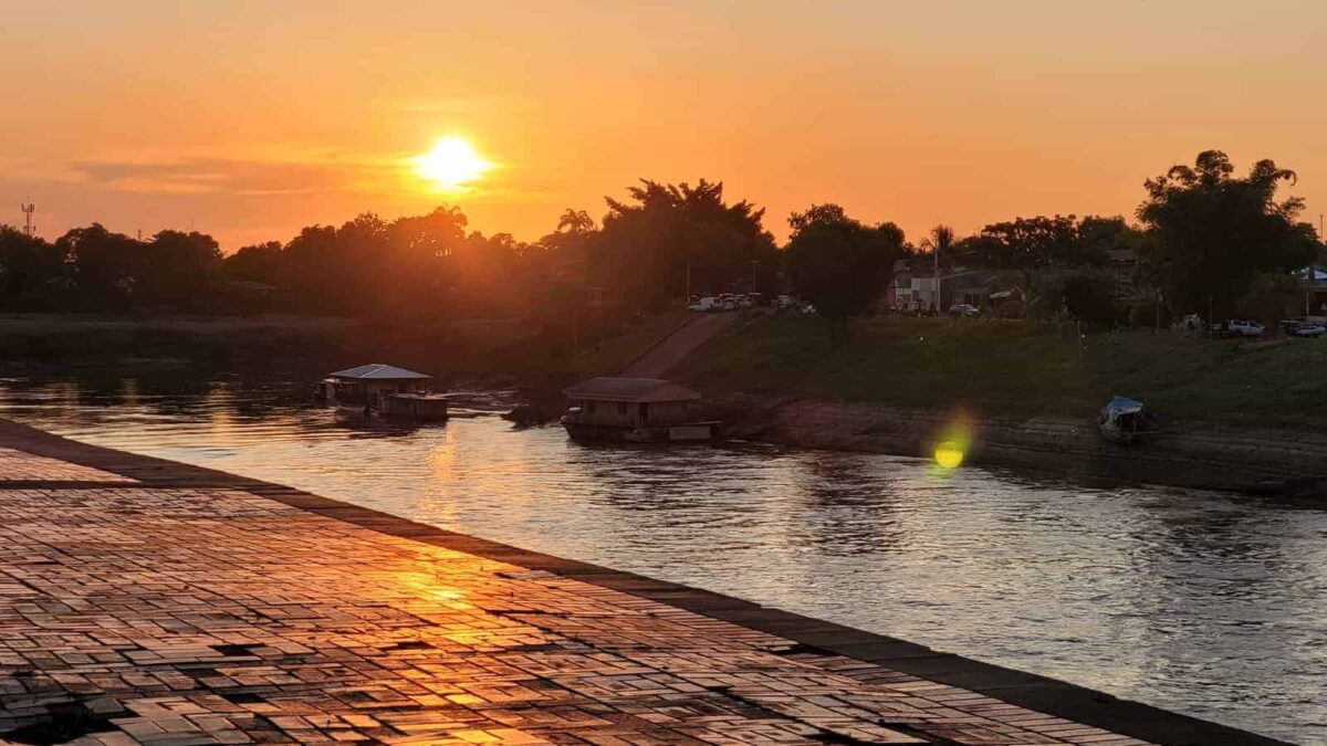 Quinta-feira ensolarada com baixa umidade no Acre