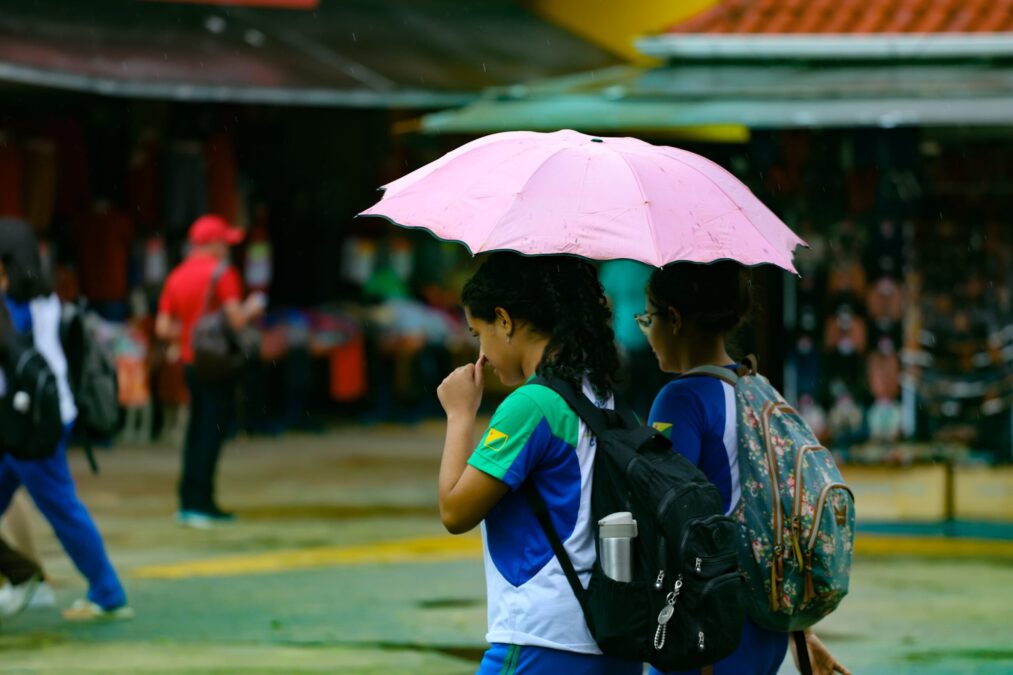 Calor intenso e chuvas pontuais marcam esta segunda-feira