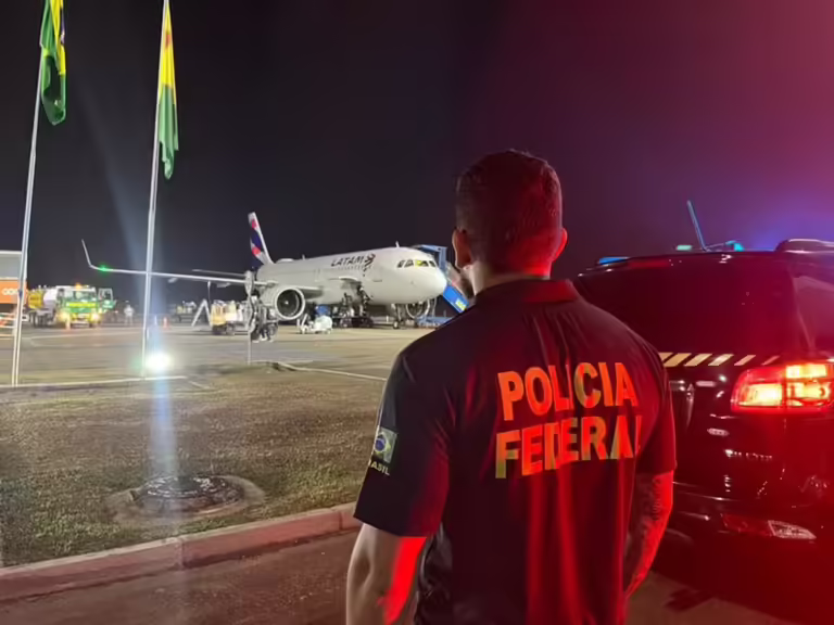 Santos foi preso ao tentar desembarcar no aeroporto internacional de Rio Branco na madrugada desta quarta-feira (21) — Foto: PF-AC
