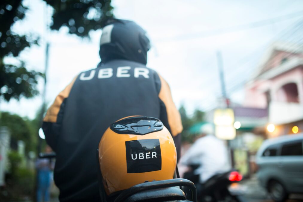 Moto Uber e candidata a vereadora afirma ter recebido dinheiro para levar categoria à convenção de Gilberto Lira e se sentiu traída