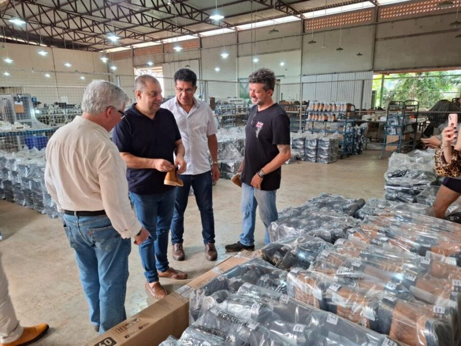 Indústria de calçados do Acre envia mais uma remessa de botas para Porto Maldonado