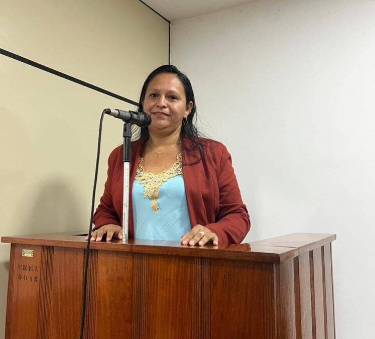 Casa de vereadora em Mâncio Lima é invadida por criminosos; família é feita refém