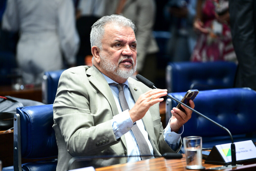Petecão entrega veículo à Embrapa no Acre e destaca investimentos de mais de R$ 6 milhões na instituição