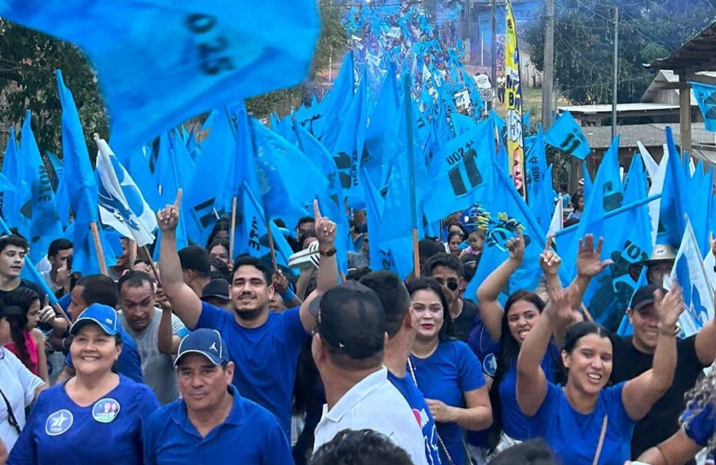 Multidão toma as ruas em apoio à reeleição do prefeito Toscano em Manoel Urbano