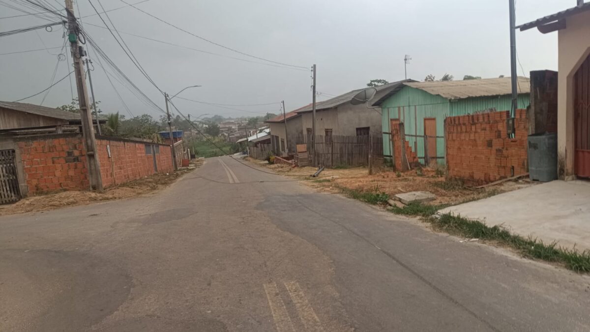 Ventos fortes derrubam poste em Sena Madureira e moradores alertam para risco, especialmente para motociclistas