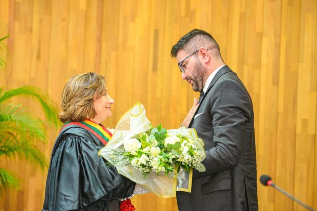 Governador prestigia sessão que marca 49 anos de carreira da desembargadora Eva Evangelista, a primeira mulher magistrada do Acre