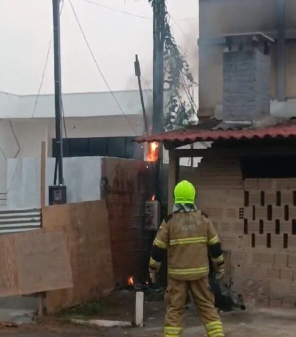 Incêndio em padrão de energia no aquarela restaurante é contido pelos bombeiros em Sena Madureira