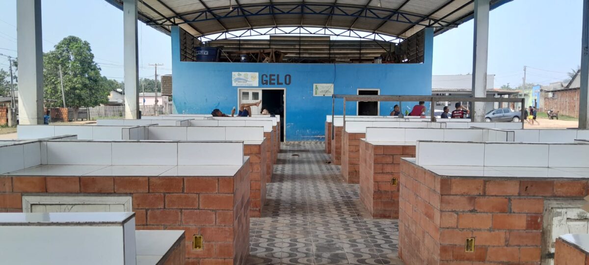 Influenciador Marcos Brandão denuncia abandono da Feira Livre Municipal de Manoel Urbano