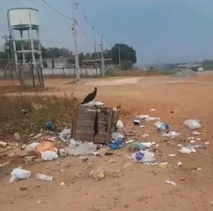 VÍDEO: Moradora de Sena Madureira denuncia falta de coleta de lixo