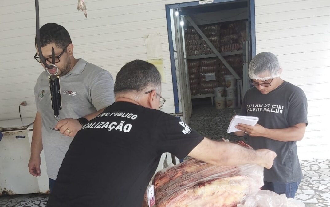 MPAC e Vigilância Sanitária apreendem mais de meia tonelada de alimentos impróprios para o consumo no Acre