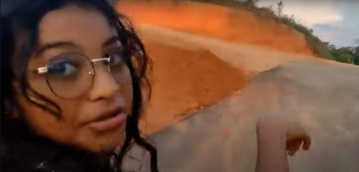 Moradora mirim de Sena Madureira faz sucesso na internet ao criticar asfalto da prefeitura