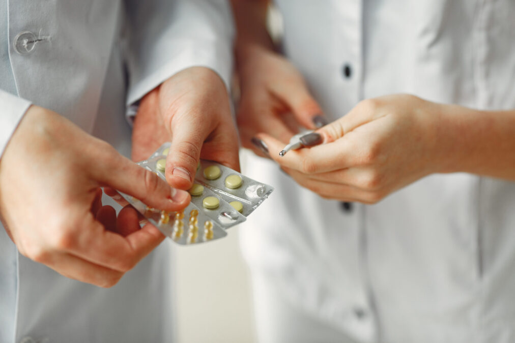 Justiça suspende permissão para farmacêuticos prescreverem medicamentos