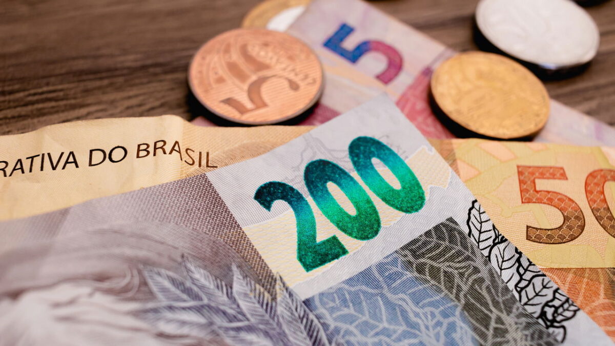 Novo teto para reajuste do salário mínimo é sancionado; piso de 2025 será de R$ 1.518