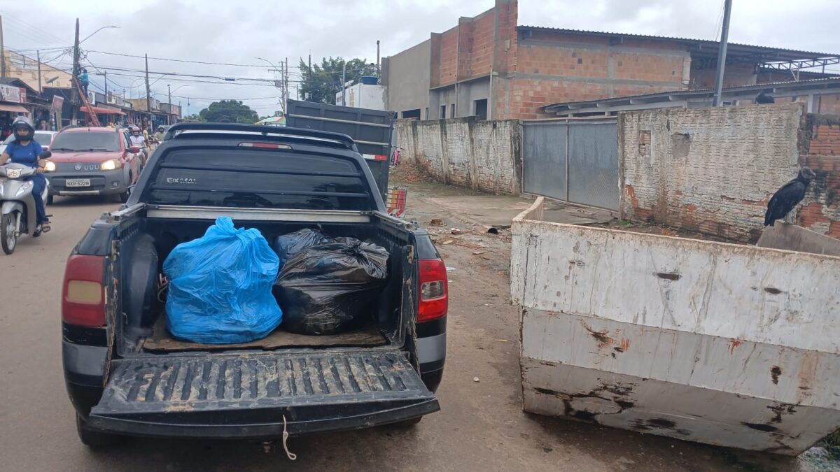 Caos na coleta de lixo em Sena Madureira obriga moradores a contratar frete para retirar resíduos