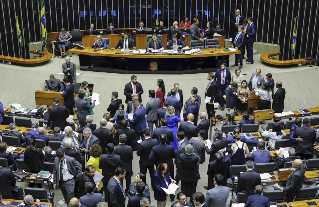 Congresso reduz previsão de receita do orçamento de 2025 após desoneração e projetos paralisados