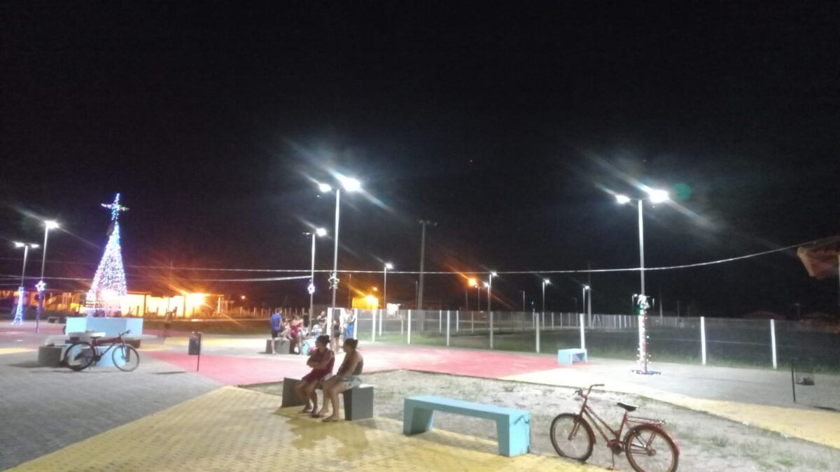 Criança sofre descarga elétrica em pisca-pisca de praça e é socorrida por moradores em Manoel Urbano