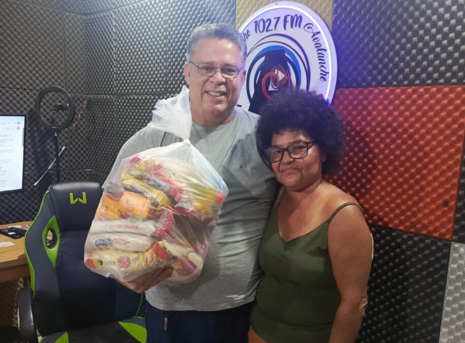 Programa Sorriso Show faz entrega de Cestas Básicas aos sorteados da promoção “Natal Mais Feliz”